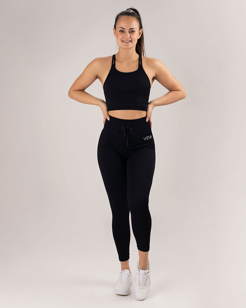 VEVAwear Luxe Ribbed Set Mighty Black – pogled s strani