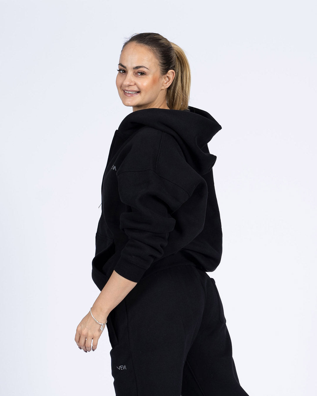 VEVAwear Soft Jacket Mighty Black – pogled s strani