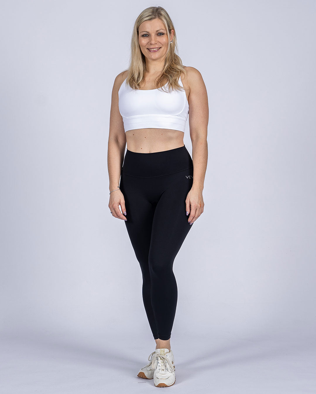 VEVAwear Feather Leggings Mighty Black – lifestyle shot