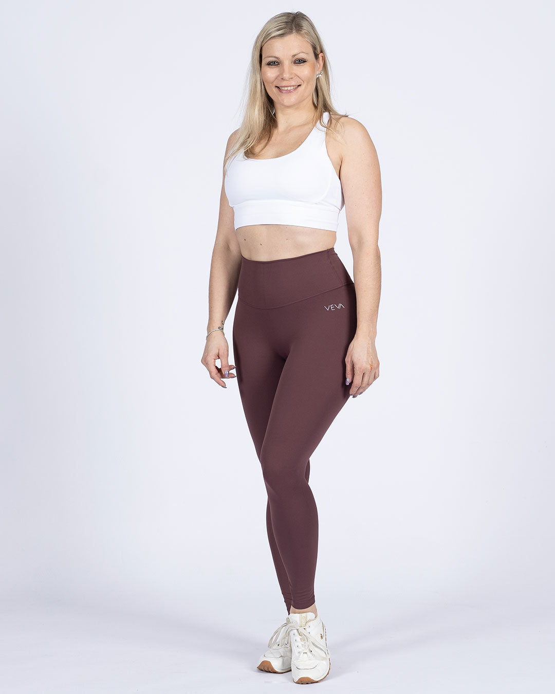 VEVAwear Feather Light Leggings Chestnut Red – worn by model, front view