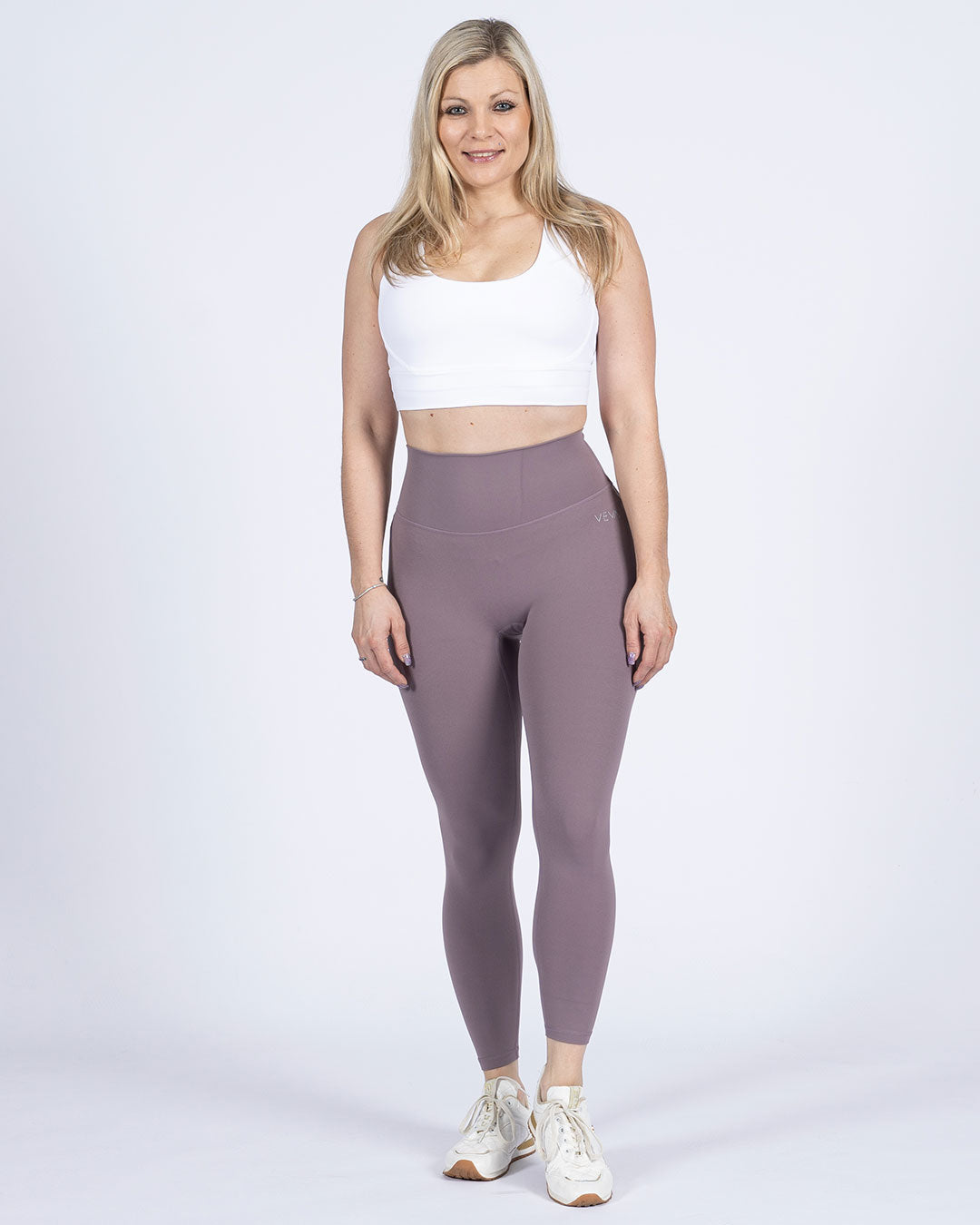 VEVAwear Feather Light Leggings Vintage Purple – worn by model, front view