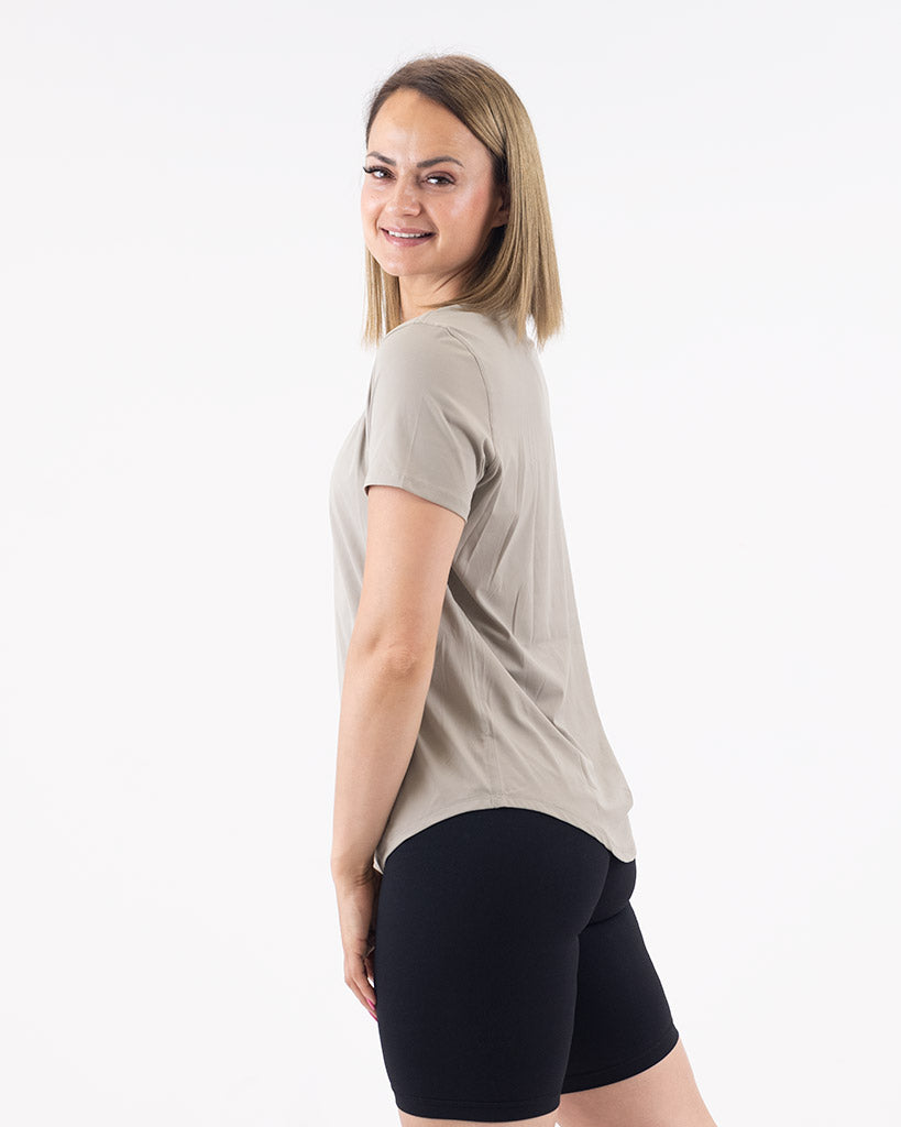 VEVAwear Feather T-shirt Taupe Beige – detajl izdelka