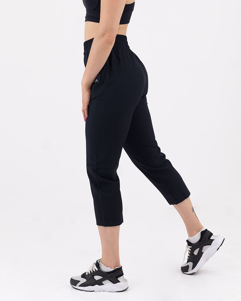 VEVAwear Casual Capri Pants Mighty Black – back view
