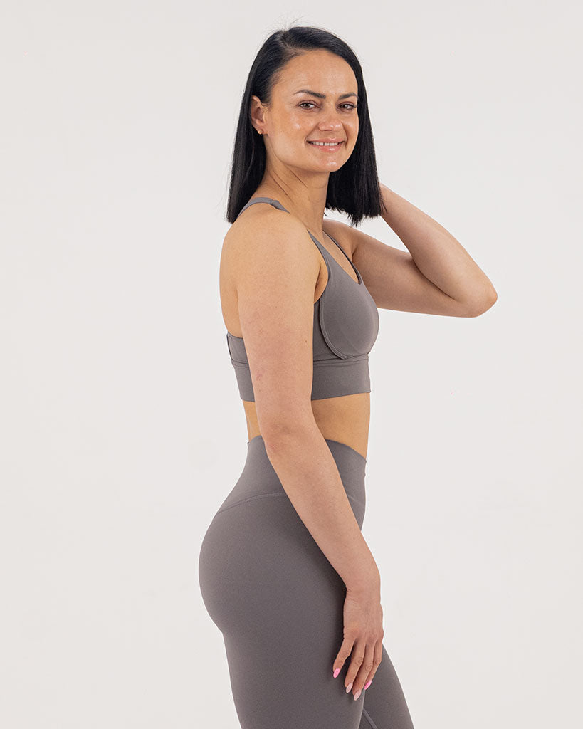 VEVAwear Feather Short Sports Bra Gray – pogled s strani