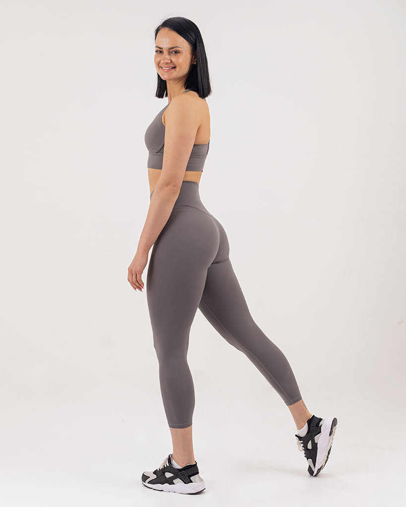 VEVAwear Feather Short Sports Bra Gray – lifestyle fotografija