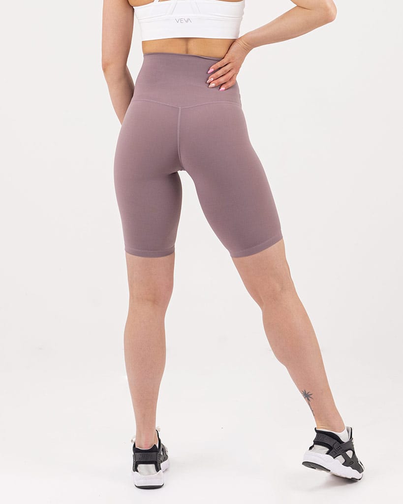 VEVAwear Feather Light Shorts Vintage Pink – oblečeno na modelu, pogled zadaj