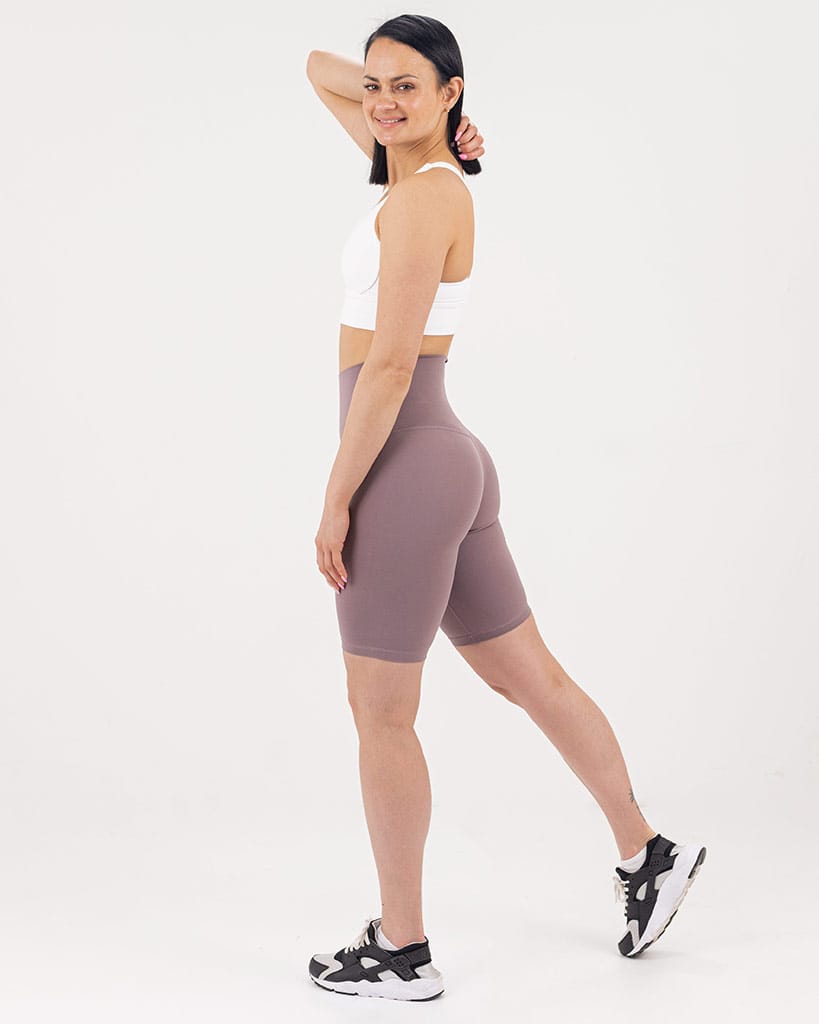 VEVAwear Feather Light Shorts Vintage Pink – oblečeno na modelu, pogled s strani